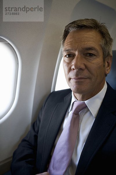 Ein Geschäftsmann im Flugzeug  Porträt
