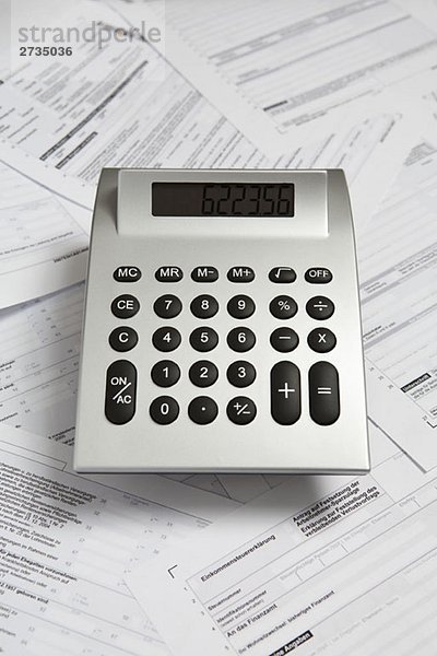 Ein Taschenrechner auf den Steuererklärungsformularen