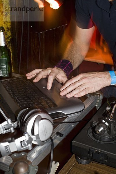 Ein DJ mit seinem Laptop