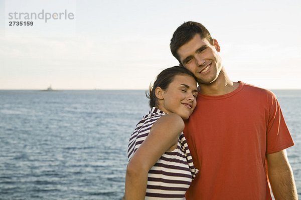 Ein junges Paar entspannt am Meer