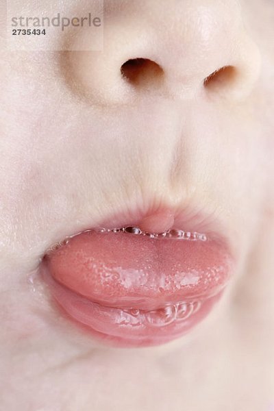 Ein Kind streckt seine Zunge heraus  extreme Nahaufnahme