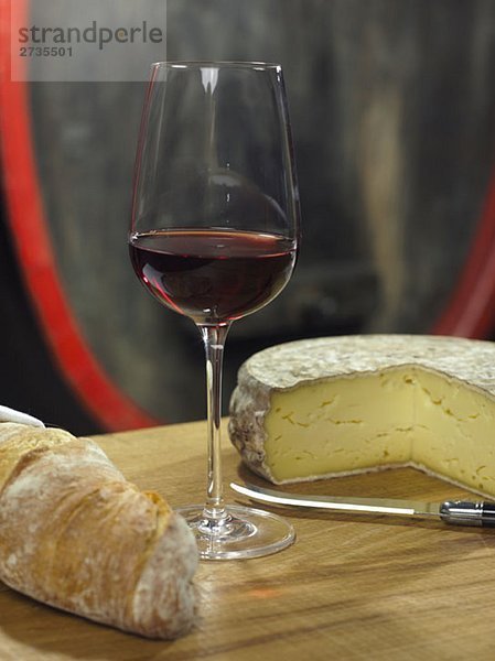 Ein Glas Rotwein und ein Laib Brot und Käse  Stillleben