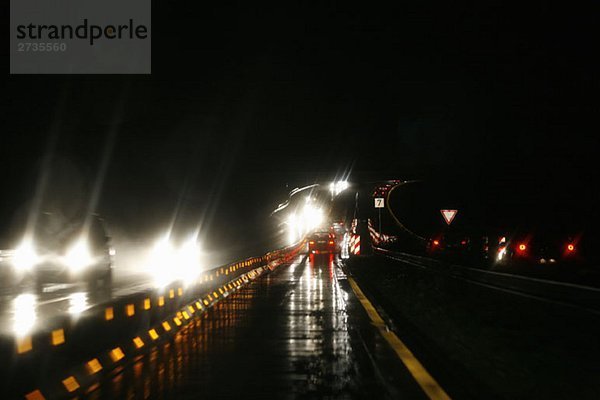 Verkehr auf der Autobahn bei Nacht
