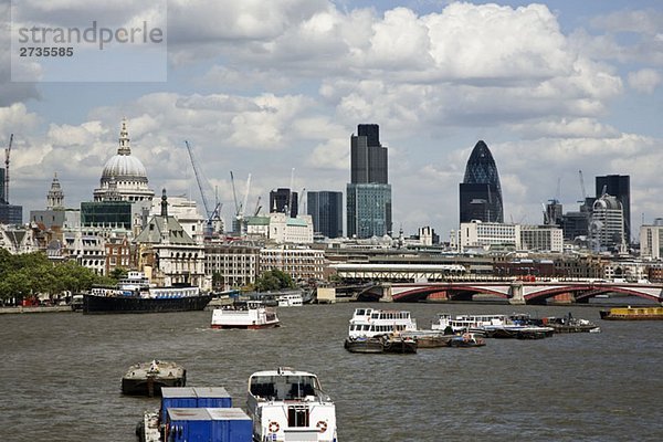 Die Skyline von London und die Themse