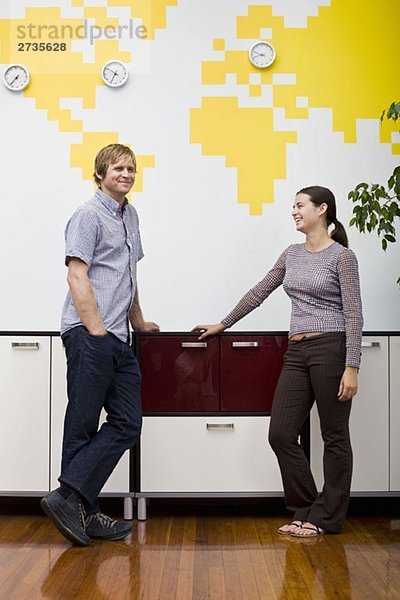 Ein Mann und eine Frau machen eine Pause in einem Büro.