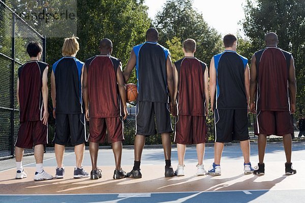 Sieben Basketballspieler in Folge