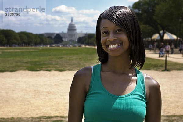 Porträt einer jungen Frau vor dem Capitol Building  Washington DC  USA