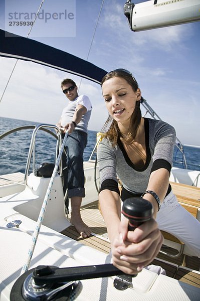 Ein Mann und eine Frau segeln