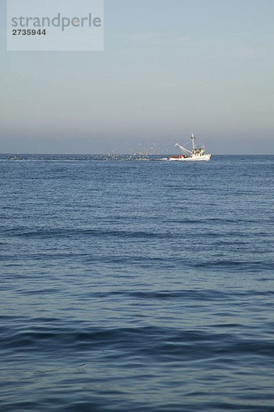 Ein Fischtrawler auf See
