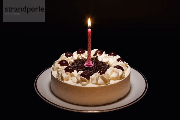 Ein Kuchen mit einer Kerze in der Mitte