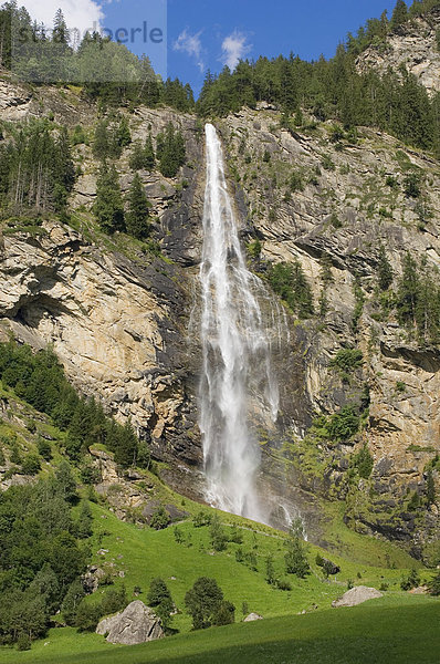 Wasserfall im Wald  Maltatal  Kärnten  Österreich