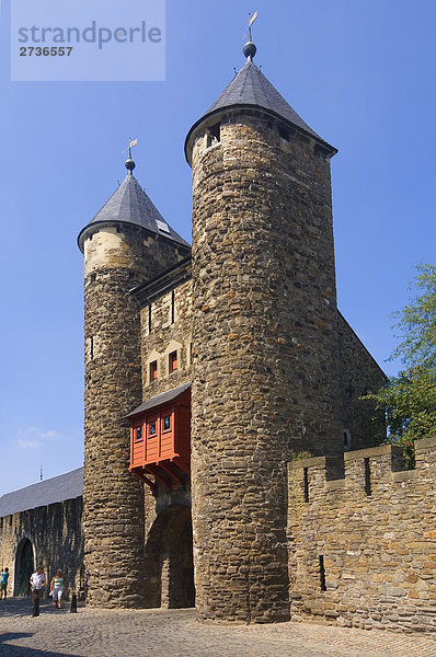 Touristen in vor der Burg  Helpoort  Maastricht  Limburg  Niederlande