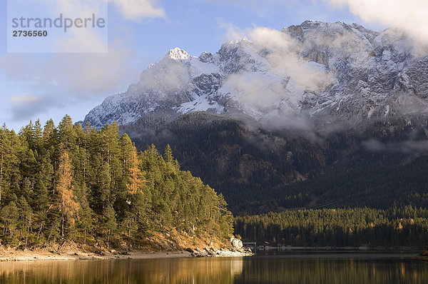 See gegenüber Berg  Eibsee  Mt Zugspitze  Deutschland