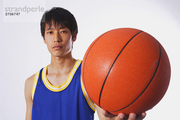 Chinesischen jungen Mann mit basketball