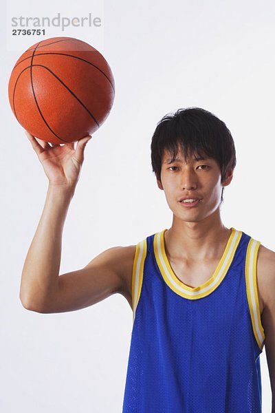 Chinesische junger Mann werfen basketball