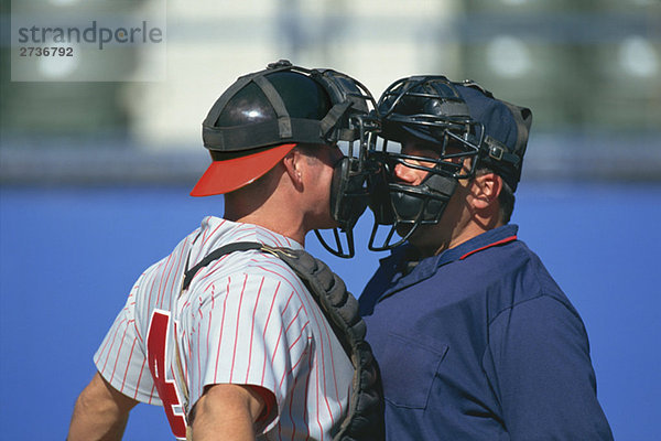 Baseball Catcher und Umpire argumentieren