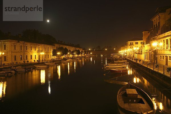 Gebäude beleuchtet nachts  Mincio-Fluss  Borghetto  Provinz Verona  Region Venetien  Italien