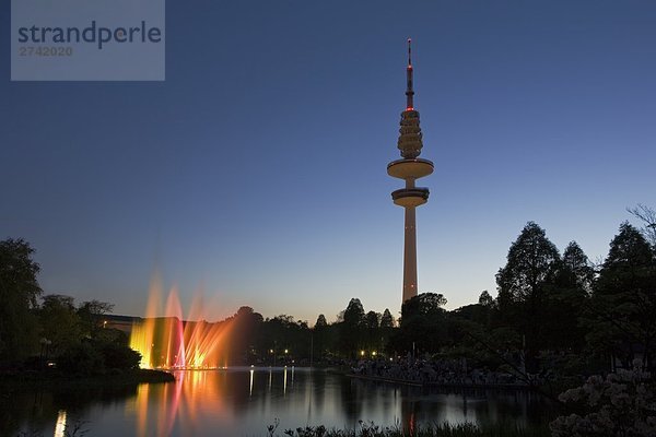Beleuchtet Brunnen in der Nähe von Fernmeldeturm gegen dusky Himmel  Hamburg  Deutschland