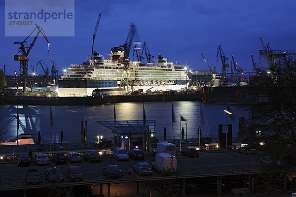 Beleuchtet Schiffbau Yard in der Dämmerung  Hamburg  Deutschland