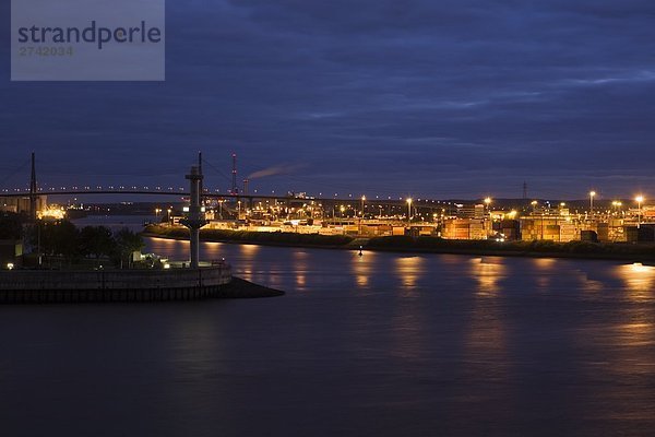 Harbor beleuchtet bei Nacht  Koehlbrand Brücke  Hamburg  Deutschland
