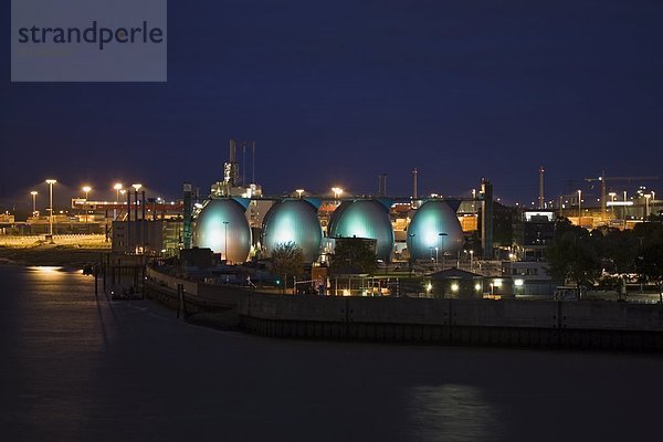 Verdauung Türme beleuchtet bei Nacht  Koehlbrand Brücke  Hamburg  Deutschland