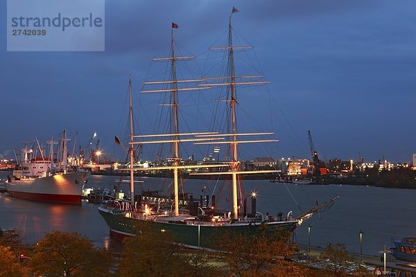 Segelschiff im Hafen  Rickmer Rickmers  Cap San Diego  Koehlbrand Brücke  Hamburg  Deutschland