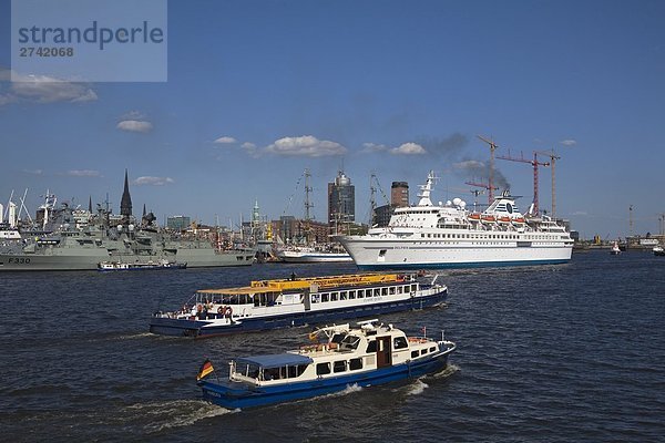 Marine Schiff im Meer  Hamburg  Deutschland