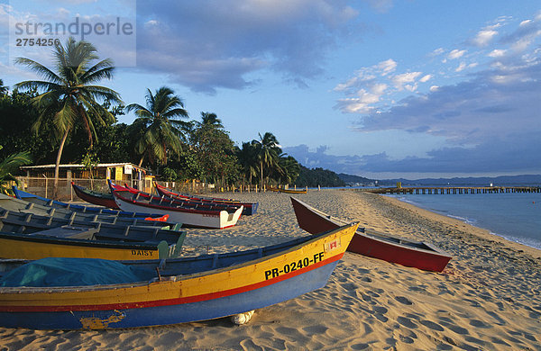 Boote am Strand  Aguadilla  Puerto Rico