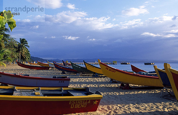 Boote am Strand  Aguadilla  Puerto Rico