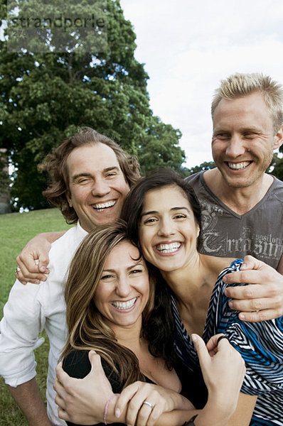 Männer und Frauen im Park