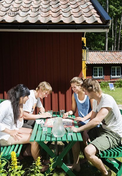 Vier Freunde beim Brettspiel