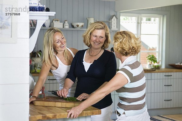 Drei glückliche Frauen in einer Küche