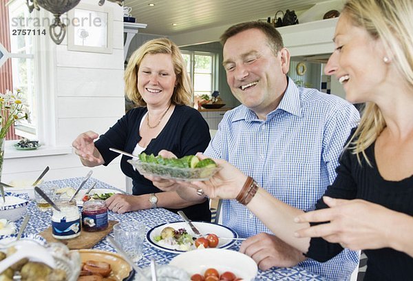 Drei Personen beim Abendessen