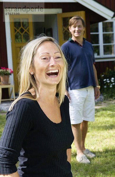 Mann und Frau im Garten