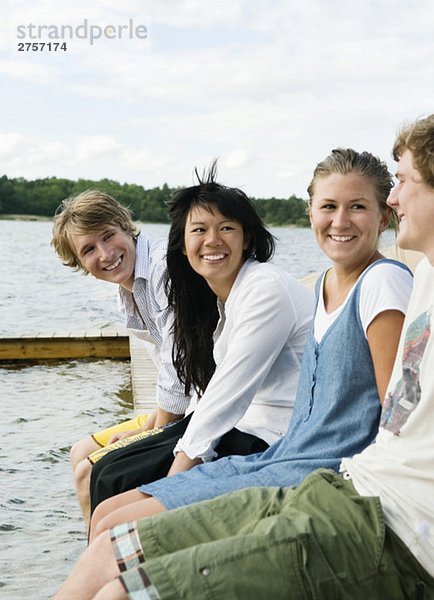 Vier Freunde am Wasser