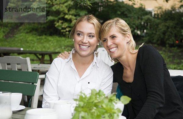 Freunde posieren im Außenrestaurant