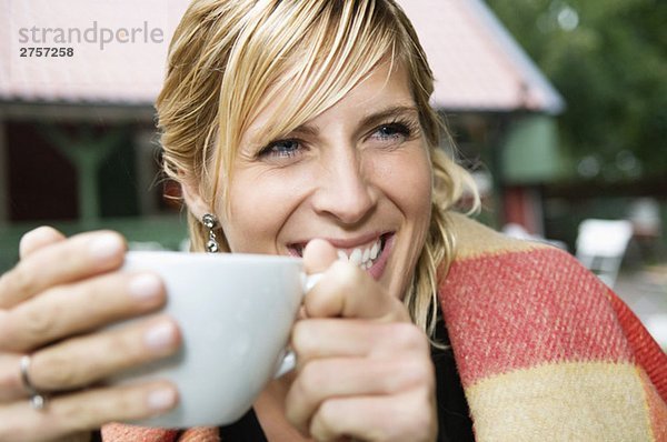 Junge Frau mit Kaffeetasse