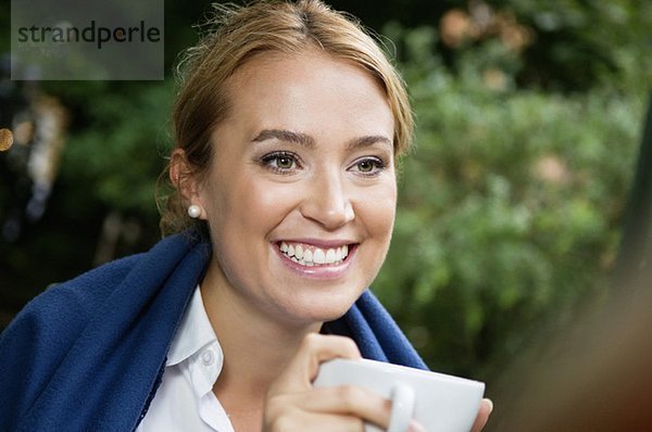 Junge Frau mit Kaffee