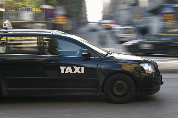 Schwarzes Taxi in der Stadt