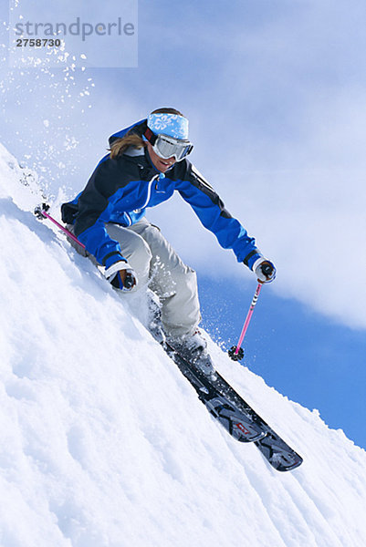 Ein Skifahrer im Schnee.