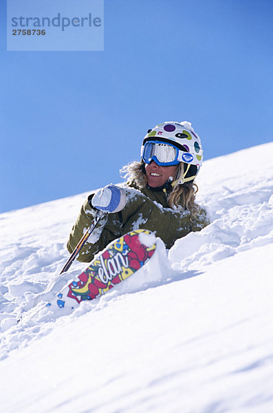 Ein Skifahrer im Schnee.