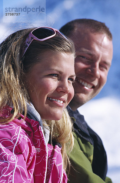 Porträt eines skandinavischen Paares in französischen Alpen.