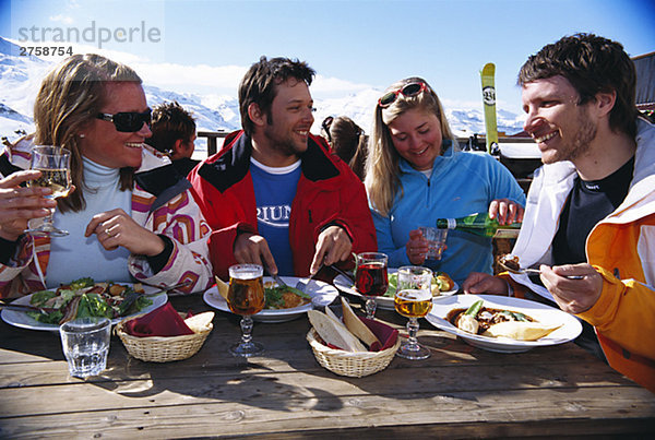 Vier Personen mit Mittagessen im französischen Alpen.