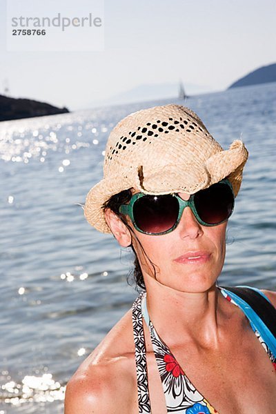 Eine skandinavische Frau trägt einen Hut Griechenland.