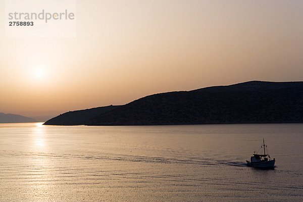 Boot in der sunset Griechenland.