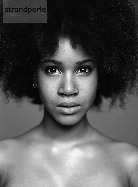 Portrait einer jungen Frau mit Afro Frisur.