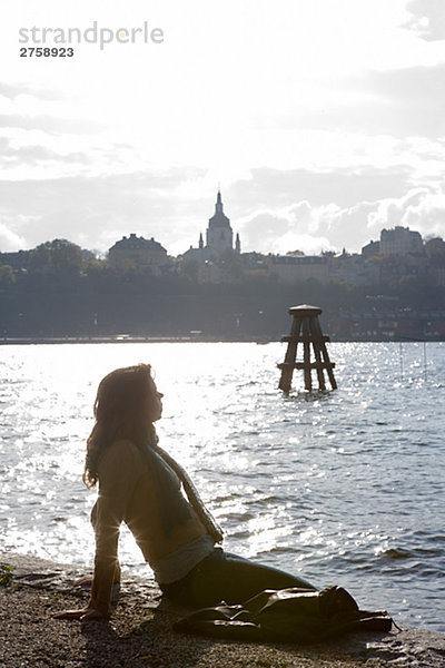 Eine Frau auf Quay-Edge Stockholm Schweden.