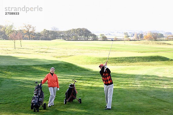 Ein älteres Ehepaar Golfen Skane Schweden.