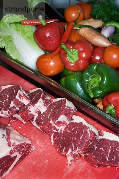 Fleisch und Gemüse in einer Restaurantküche.