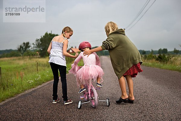 Drei Mädchen und ein Fahrrad Oland Schweden.